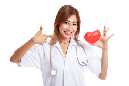 年轻的亚洲女性医生指向红色的心