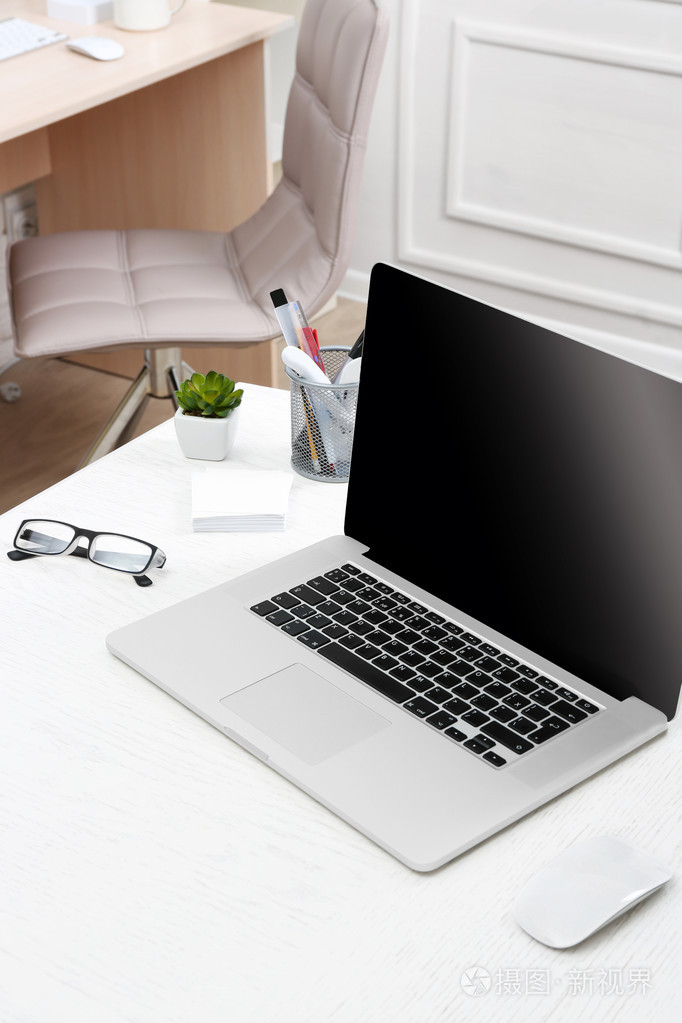 工作场所与在办公室中的计算机