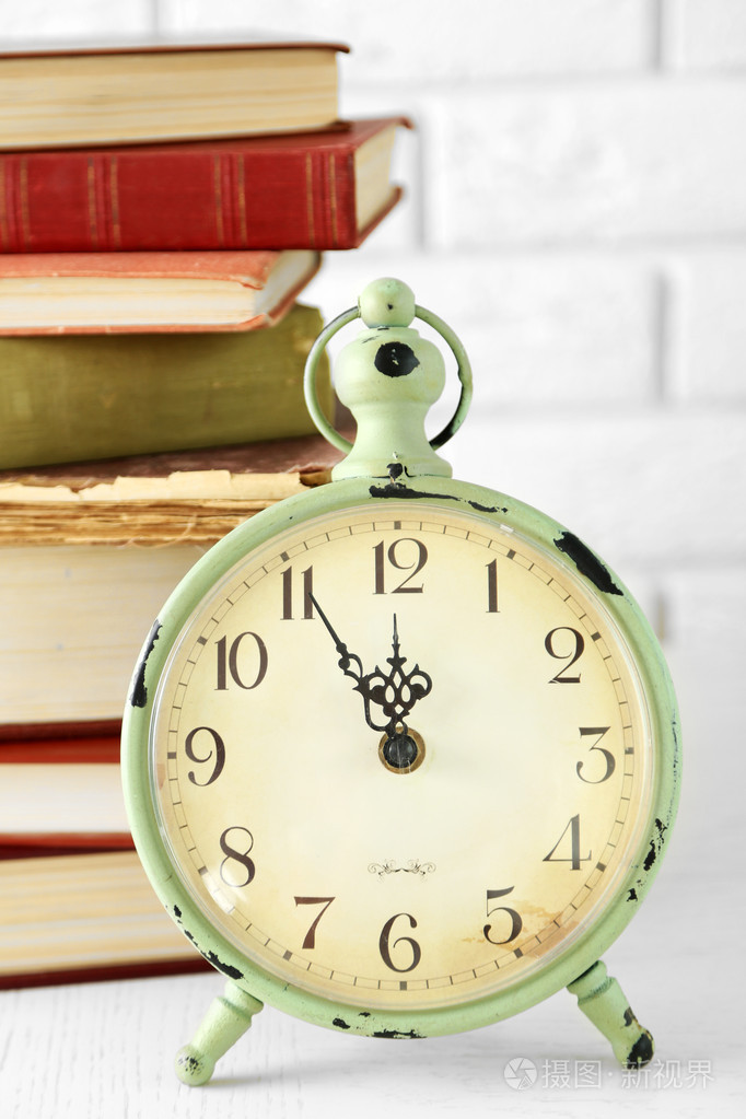 时钟和老式的书