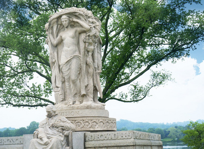 在美国弗吉尼亚阿灵顿国家公墓的雕像