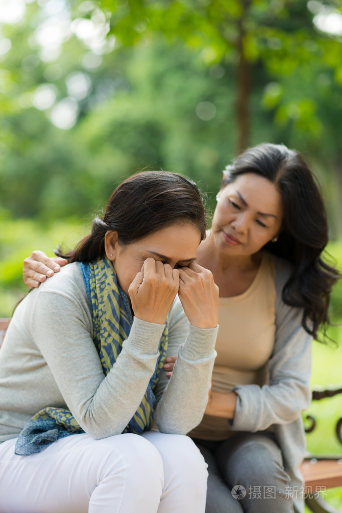 女人安慰她的朋友在户外