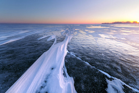 黎明的冬天雪覆盖的冰图片