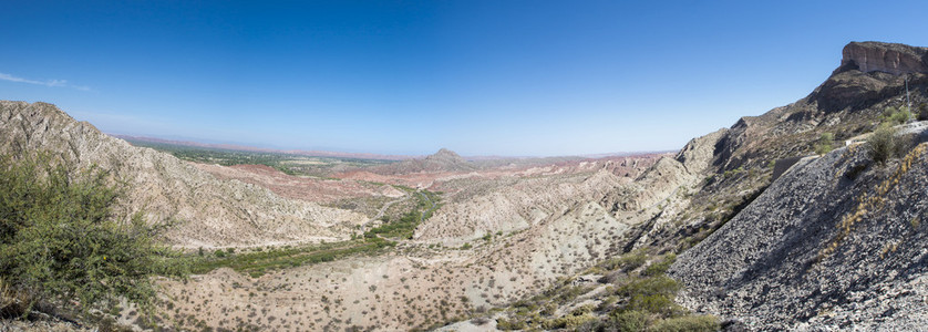 在 Ischigualasto，阿根廷的沙漠，山和蓝天