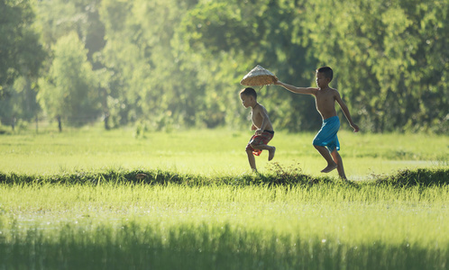 运行的孩子图片