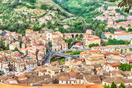 科森扎市和意大利的 Crathis 河的全景视图