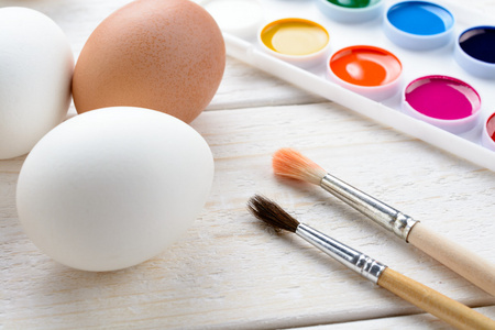 鸡蛋和涂料用刷子在桌子上