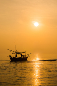 泰国渔船日落德瓦萨穆华欣的剪影