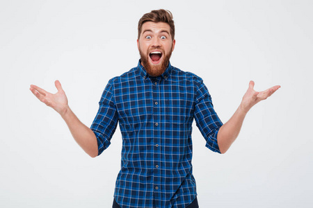 用张开的嘴巴看相机的惊讶快乐的人照片