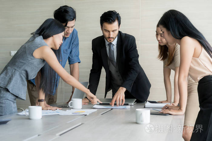 组多族裔业务合作伙伴讨论见面的想法