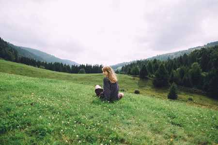 年轻女子坐在草地上