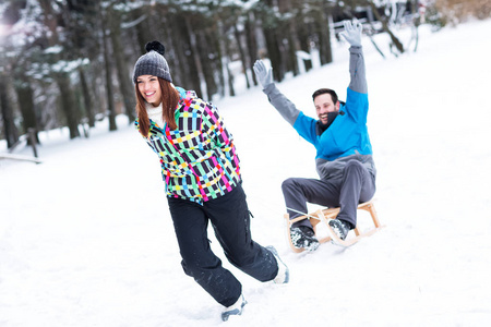 滑雪橇时间夫妇在冬天享受时间假期