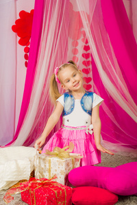 在一条粉红色的裙子的小女孩图片