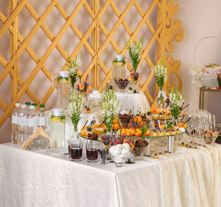 婚礼与水果甜点自助餐桌