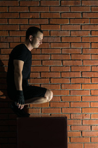 练习上运动量来找到，跳跃的高度，在一堵砖墙背景上