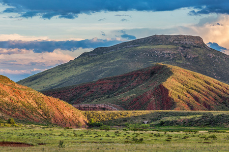 小丘在科罗拉多洛矶山脉的山麓小丘照片