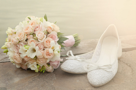 花束和新娘的鞋子特写图片