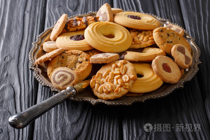 新鲜出炉的混合饼干特写在盘子上.水平