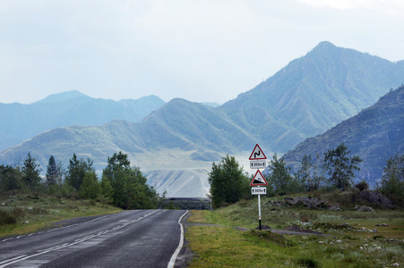 在下陡坡前山路危险图片