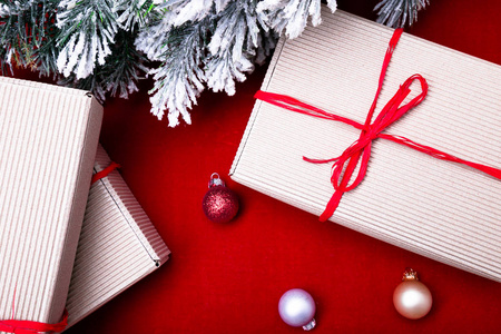 圣诞礼品盒。圣诞礼物工艺盒和红丝带红色背景上。平躺与副本空间。平躺的风格。顶视图