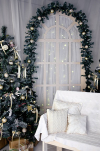 圣诞工作室装饰用弧形, 长凳和圣诞树