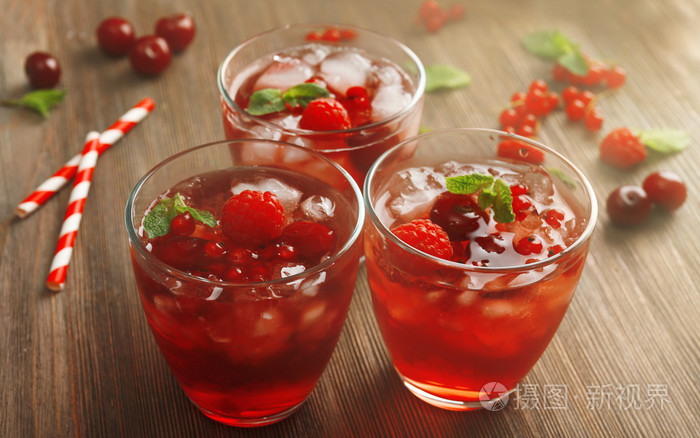 在木桌子上,特写莓果汁的眼镜