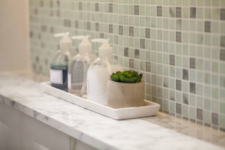 洗手液瓶与平铺背景浴室配件