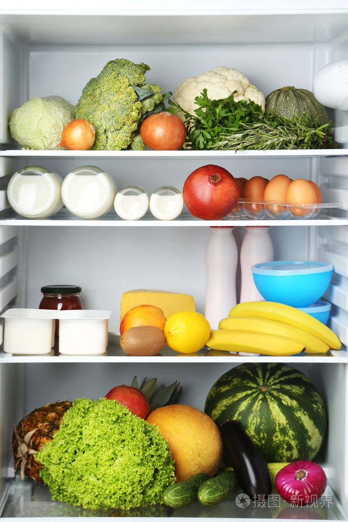 打开冰箱里满是蔬菜和水果