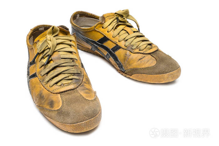 一双旧grunge和脏的运动鞋