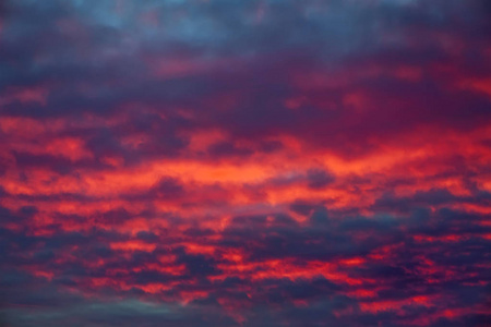 火热 橙色和红色的夕阳的天空。美丽背景