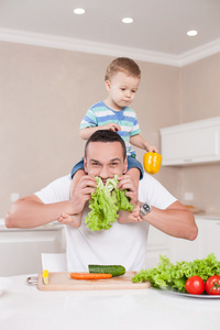 有魅力的男人为他的孩子准备健康的食物