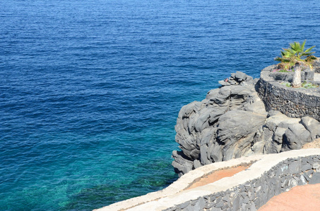在卡亚俄 Salvaje 在西班牙特内里费岛上的绿松石湾和火山悬崖