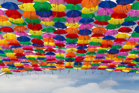 大量的遮阳伞着色天空