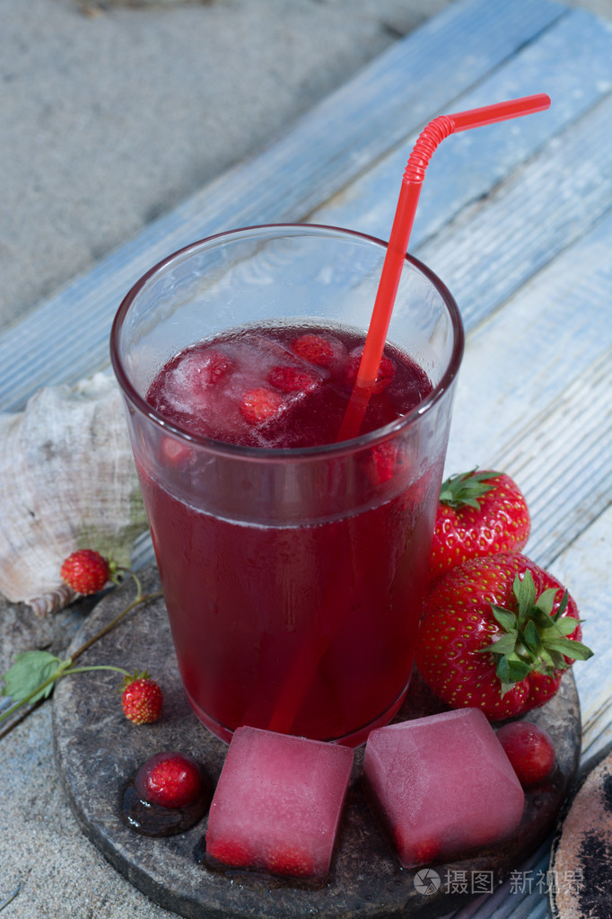 鲜榨的果汁混合冰块在海滩上