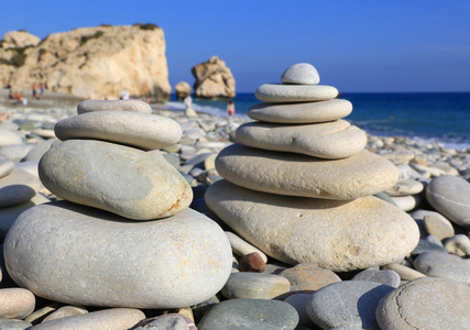 平衡块石头在海
