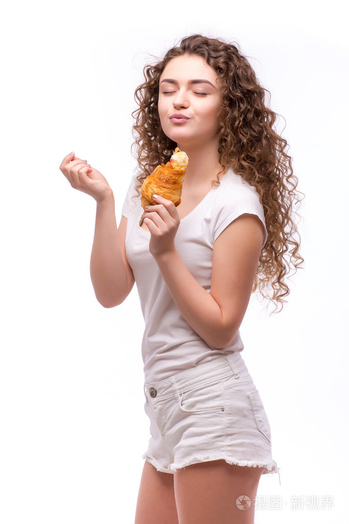 吃羊角面包上白色卷发美女