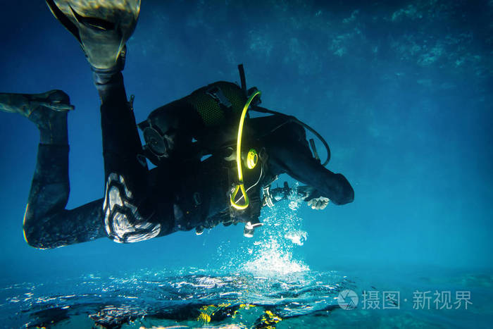 潜水员和反射