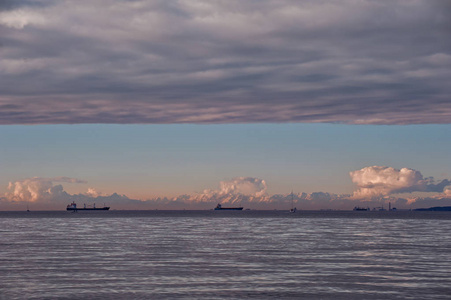 日落时带船的海景