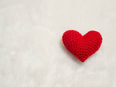 手工红纱心上白羊毛.红色心脏在图片和背景拷贝空间为文本的右边.