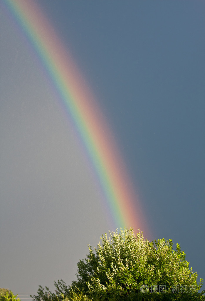 蓝蓝的天空中的彩虹照片-正版商用图片0eh5v6-摄图新视界