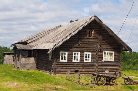 别墅建农村在村中的老木房子照片