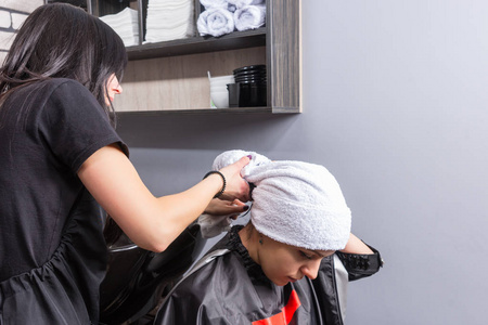 女性客户的头发裹在毛巾由专业