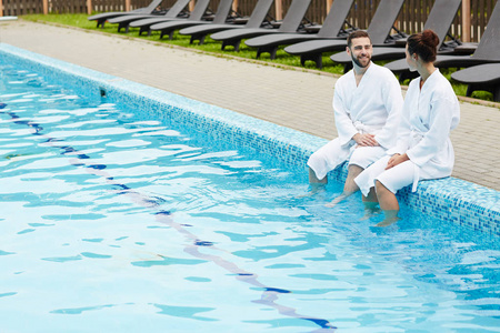 宁静的年轻夫妇水游泳池温泉度假村不远处的酒店