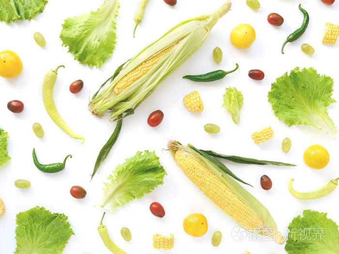 玉米辣椒生菜叶番茄在白色背景下的食物拼贴