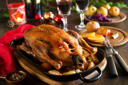 圣诞烤鸭配苹果照片