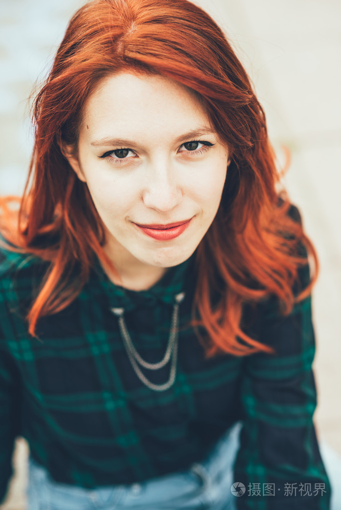 英俊的白种人红发女人