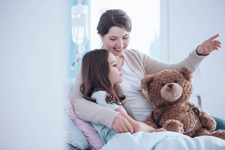 照顾孩子的姐姐照片