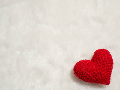 手工红纱心上白羊毛。红色的心脏在图片的右上角和背景拷贝空间为文本。情人节, 爱的概念和爱的背景