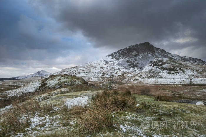 美丽的长曝光 Llyn Dywarch 冬季景观图象