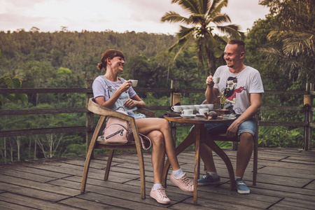 印尼热带巴厘岛丛林雨林中的年轻情侣咖啡品尝
