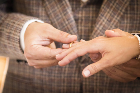 新婚夫妇在婚礼上的结婚戒指